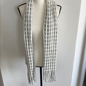 Reversible Gray and White Patterned Scarf